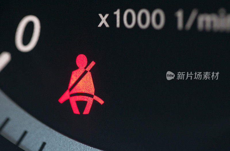 红色汽车指示灯显示安全带未系好