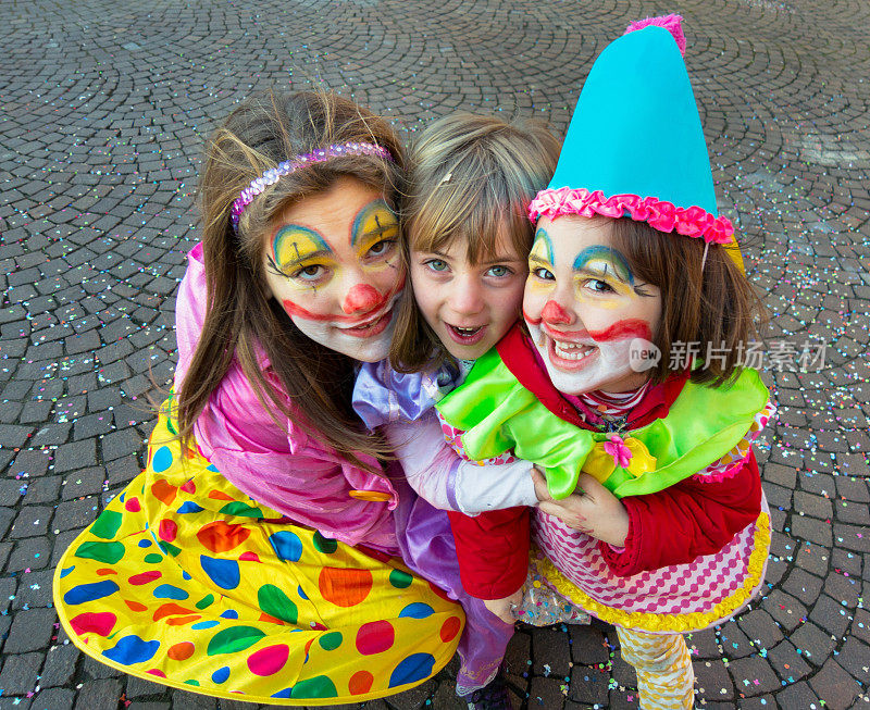 三个漂亮的意大利孩子穿着衣服，化妆，准备参加狂欢节