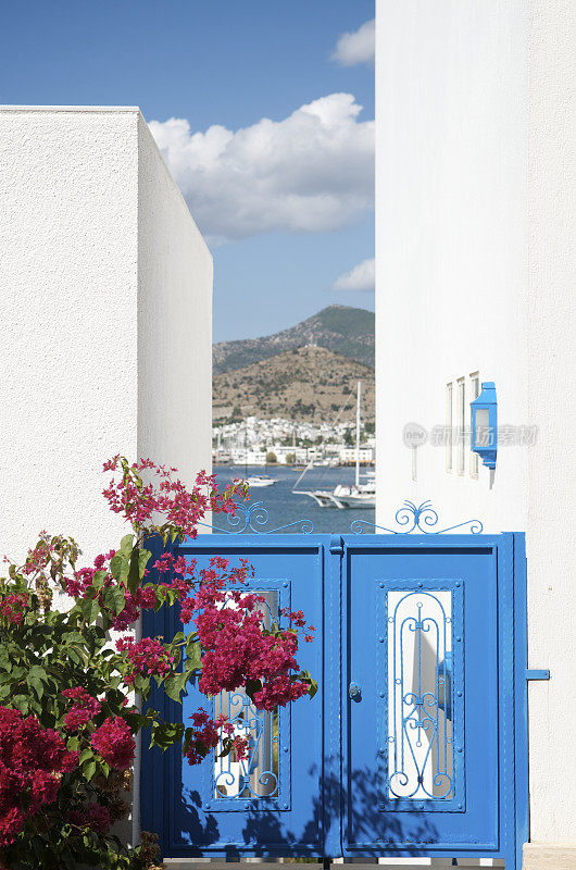 明亮的蓝色大门通向地中海海滨别墅