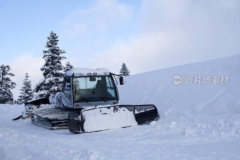 推土机清理积雪