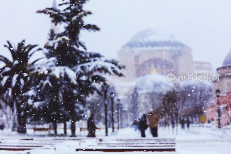 伊斯坦布尔遭遇严重暴风雪后被大雪覆盖