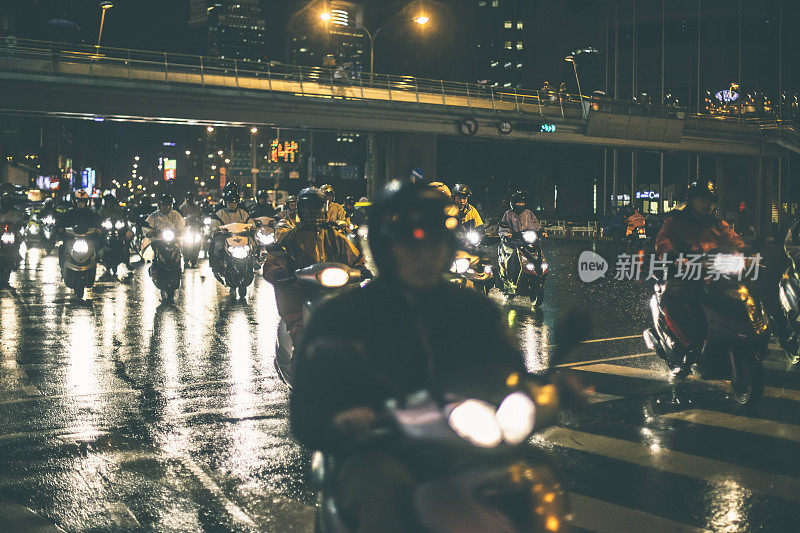 台北夜间街道上的摩托车