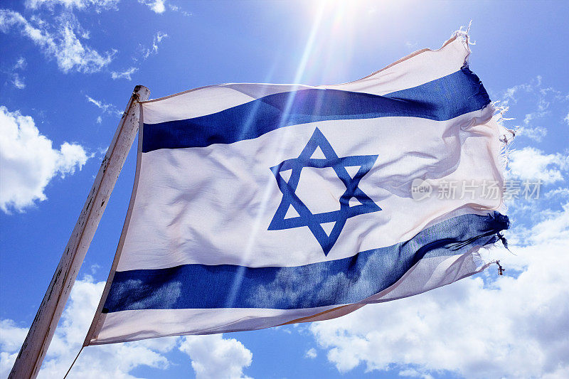 支离破碎的以色列国旗在风中勇敢地飘扬