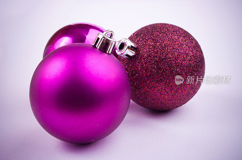 三个紫色的圣诞装饰物