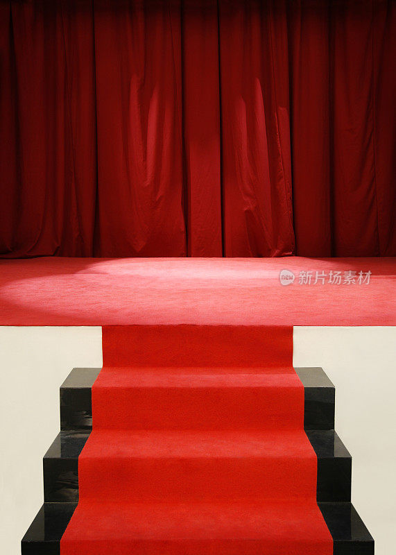 楼梯上铺着红地毯，空荡荡的舞台上挂着幕布