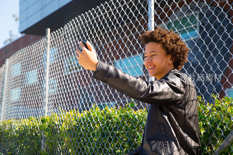 非裔美国青少年用手机自拍大笑