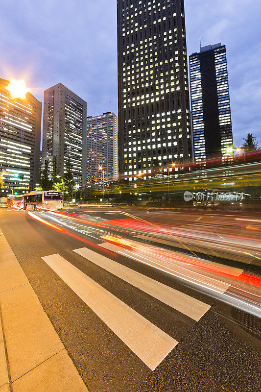 东京夜间交通状况