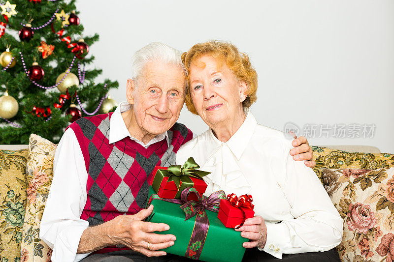 老年夫妇和圣诞树