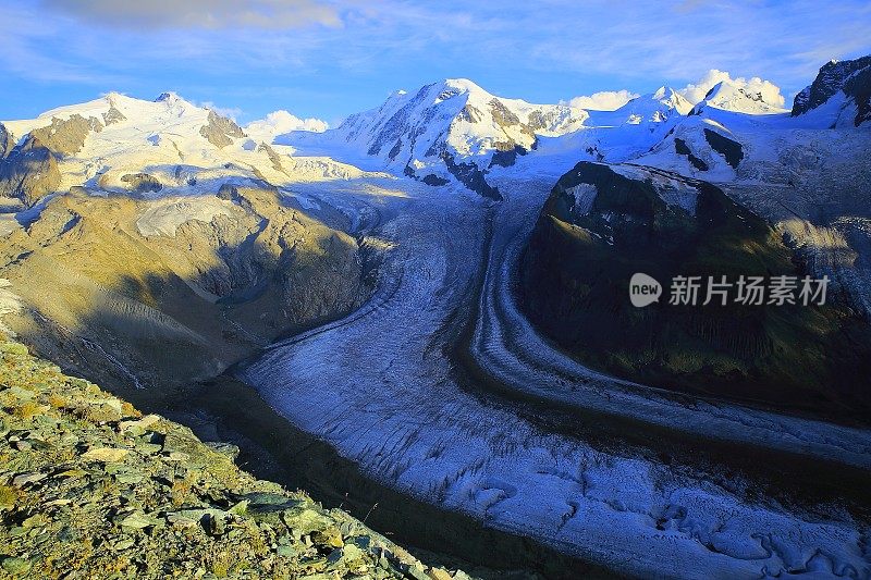 田园诗般的罗莎山地块，戈尔内冰川裂缝日落，瑞士阿尔卑斯山