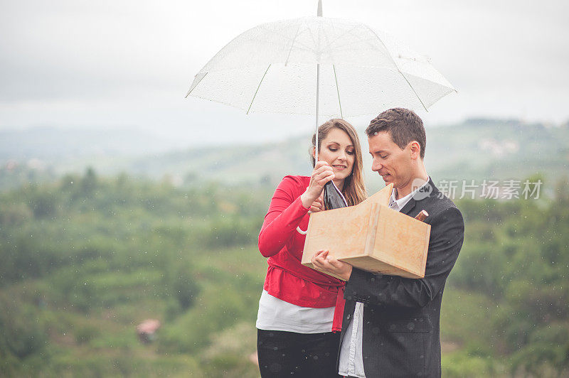 在雨中坠入爱河的年轻夫妇