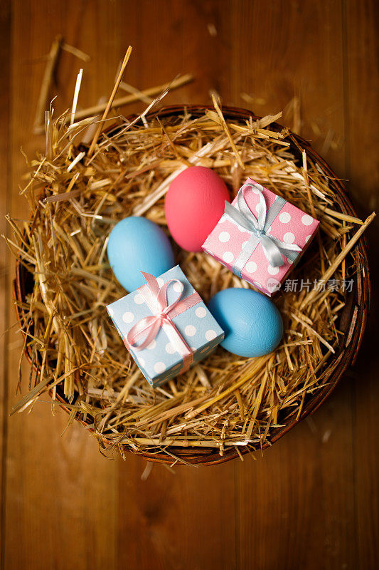放在稻草窝里的复活节彩蛋和礼品盒