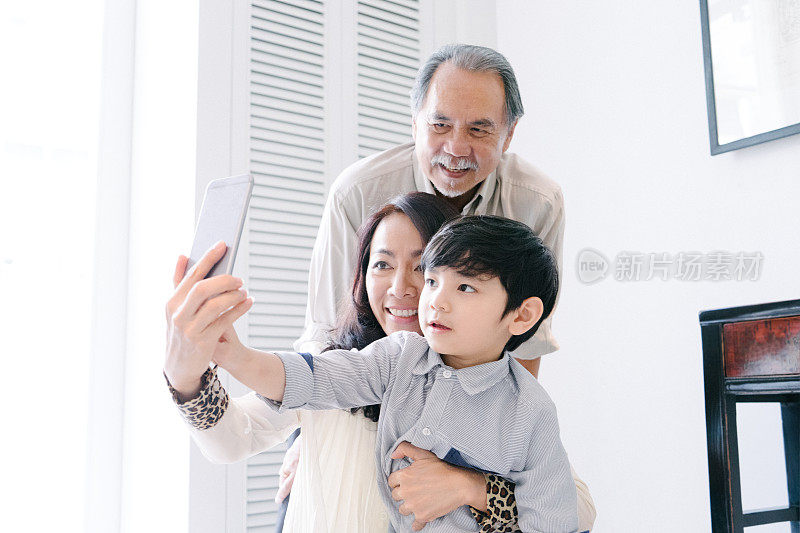 多代家庭使用智能手机