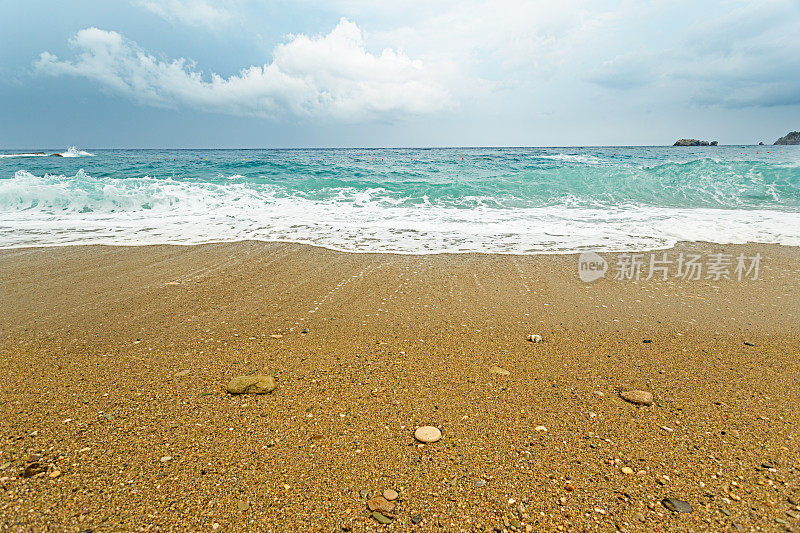 美丽的海景、海平线和蓝天。