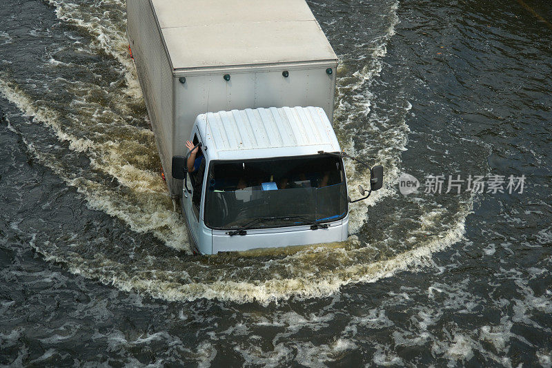 泰国曼谷，在洪水中驾驶的汽车