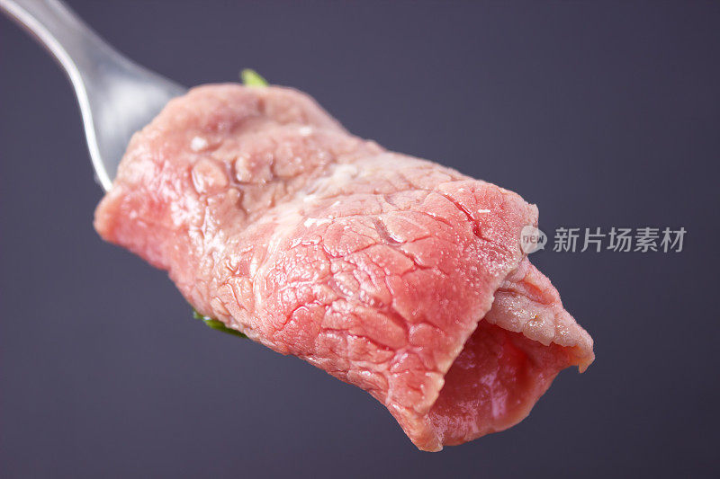 切成薄片的生肉:生牛肉片