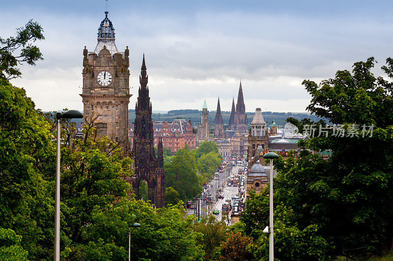 爱丁堡天际线与斯科特纪念碑和王子街，苏格兰，英国。