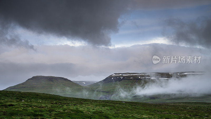 冰岛斯奈费尔斯的迷雾山脉