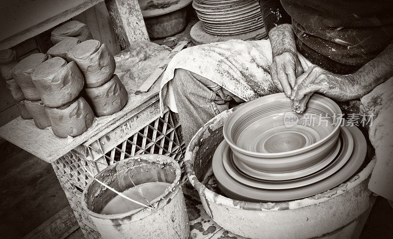 工艺陶工制作一个碗