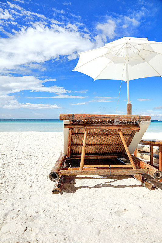 长滩岛热带海滩上的遮阳伞和躺椅