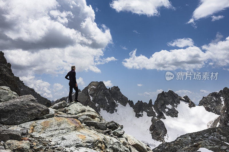 山脉上的徒步旅行者