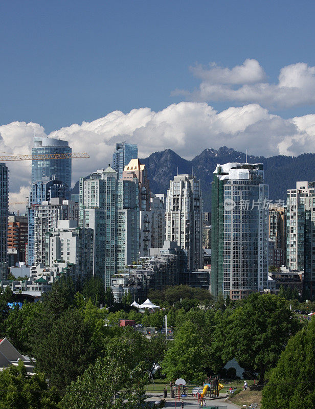 加拿大温哥华市中心的高层住宅和绿地