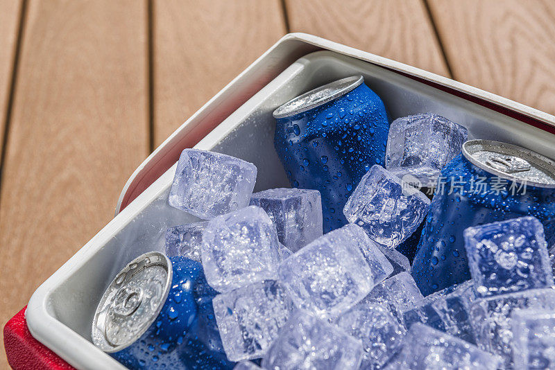 一个装满冰饮料罐的冷却器的特写