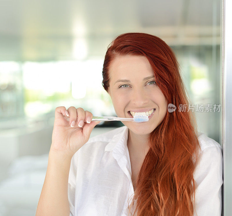 正在刷牙的红发女人