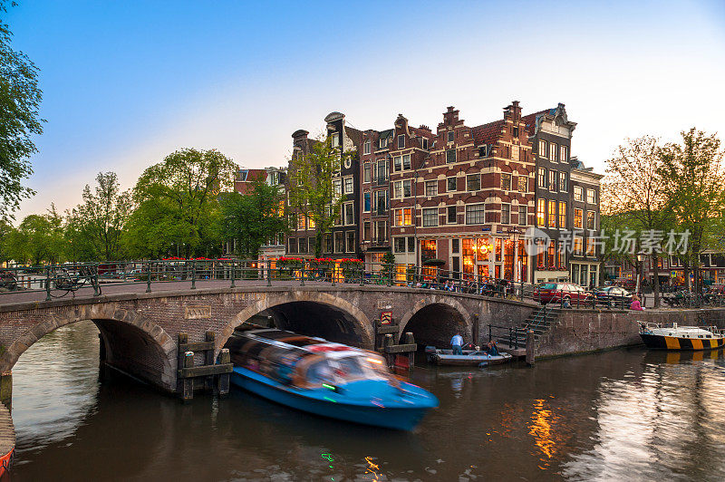 阿姆斯特丹运河桥游船大楼