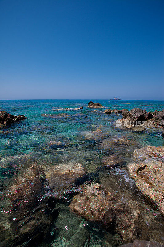 海滩和海边的岩石