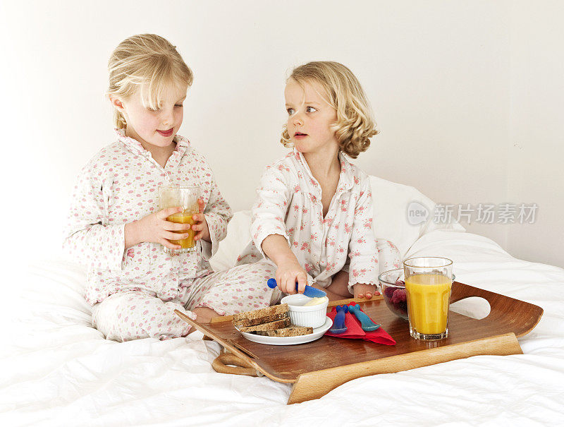 孩子们在床上享受早餐
