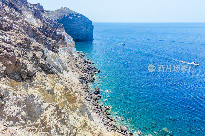 希腊圣托里尼岛美丽的岩石海岸和蔚蓝的海水