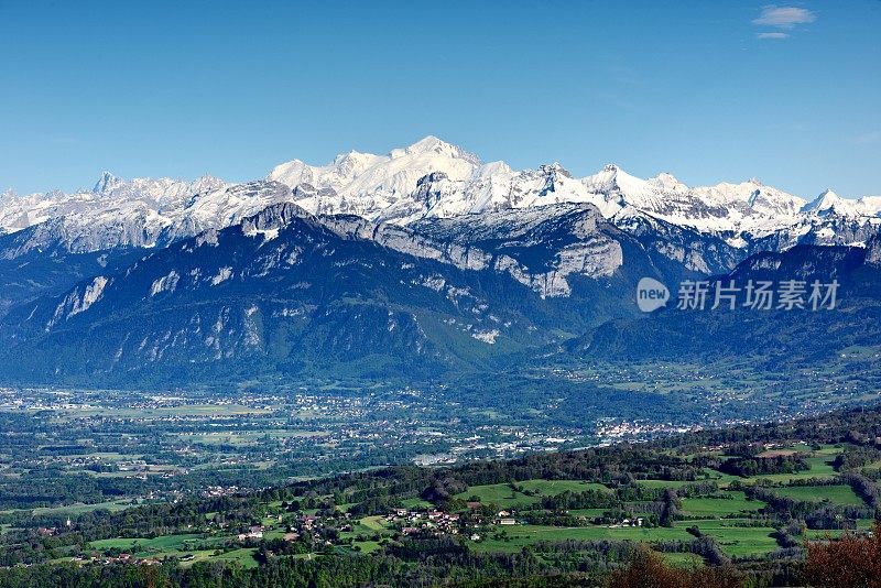 勃朗峰和阿尔卑斯山的乡村景色