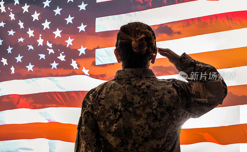 美国女士兵向美国国旗致敬