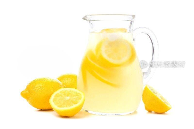 一壶柠檬水，柠檬被孤立在白色的