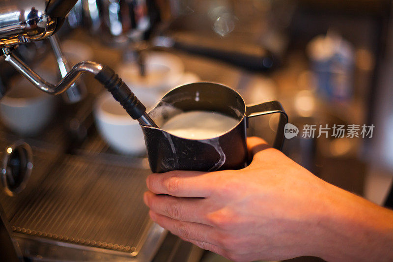 咖啡师准备咖啡牛奶泡沫蒸汽