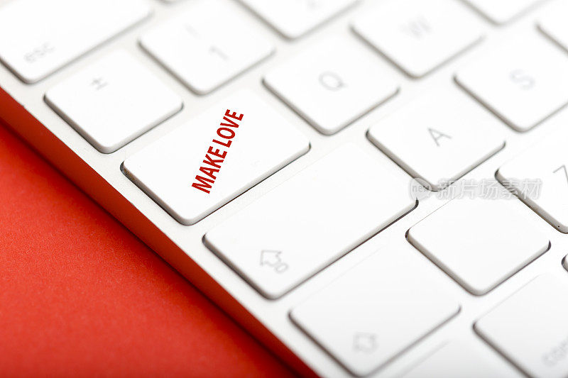 现代键盘与红色使爱按钮