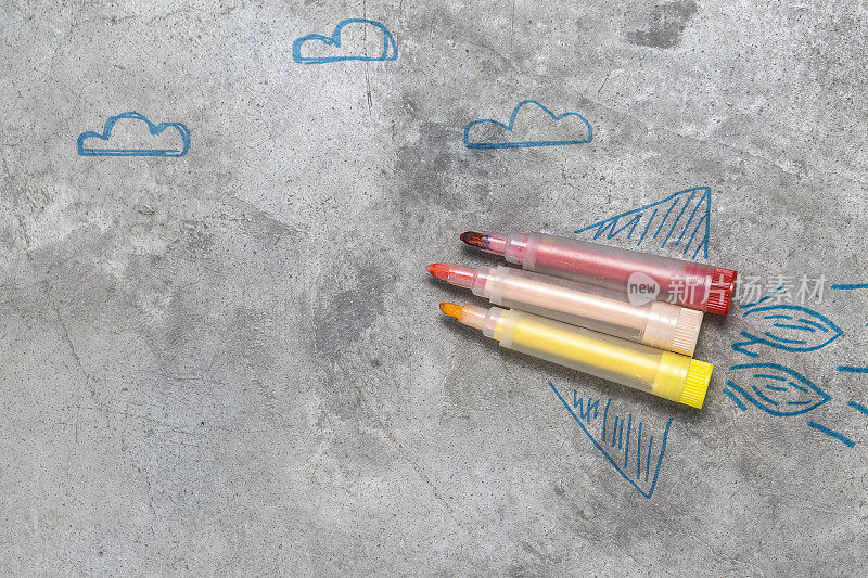回到学校的概念。由铅笔、蜡笔和粉笔制成的火箭