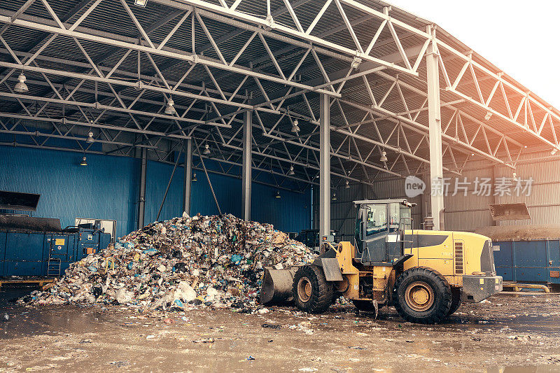 推土机将清理垃圾堆。废物处理厂。工艺流程。废物分类和处理业务。