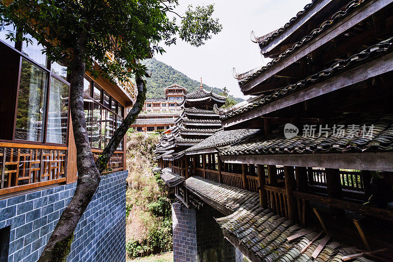 江地的侗族风格的桥和房子