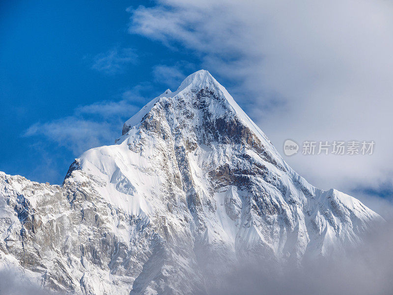 中国四川“四姑娘山”雪山的特写。