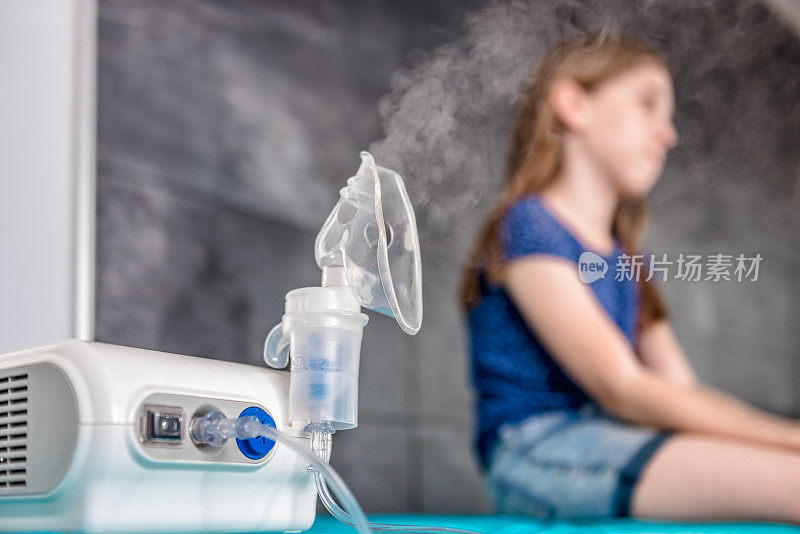小女孩正在用喷雾器等待医疗吸入治疗
