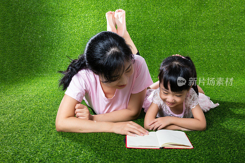 亚洲华人母亲和女儿在读这本书