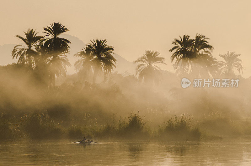 尼罗河上的晨雾