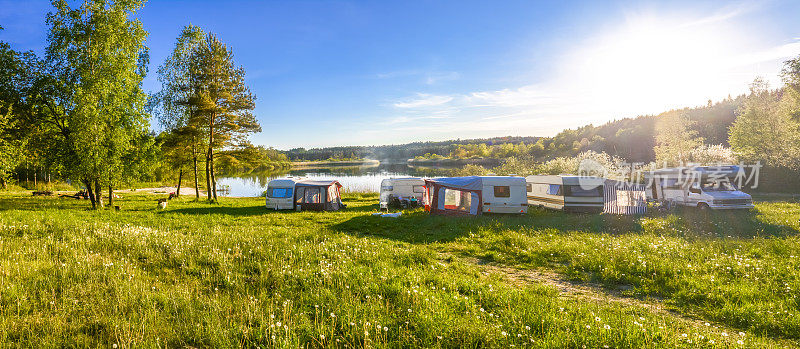 湖上的大篷车和露营。家庭户外度假，旅游概念