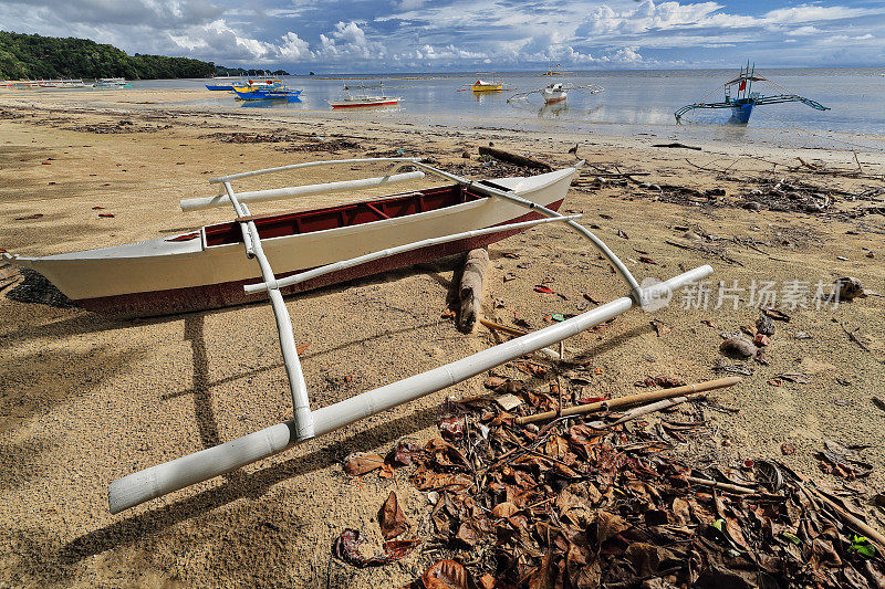 巴郎盖或邦加船搁浅在海滩上。蓬Ballo-Sipalay-Philippines。0307