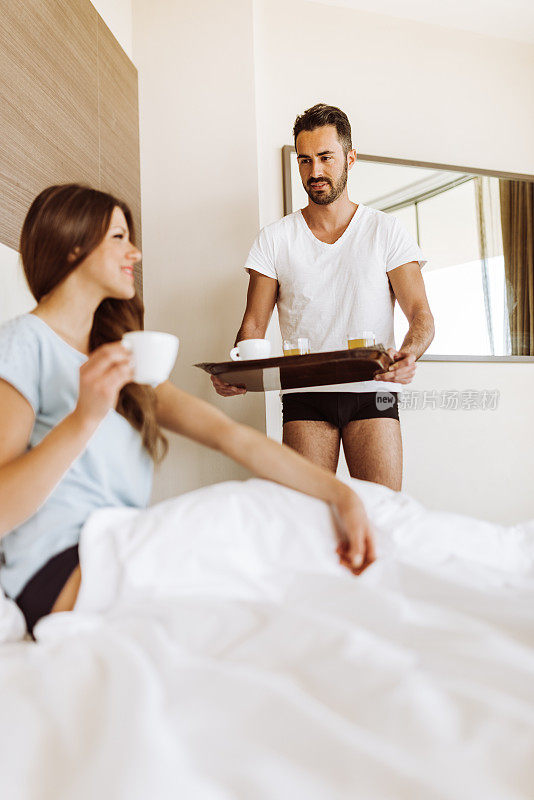 一对夫妇在床上做早餐
