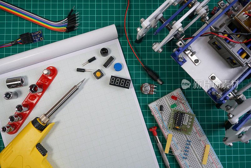 STEM或DIY电子套件，直线跟踪行走机器人比赛创意。