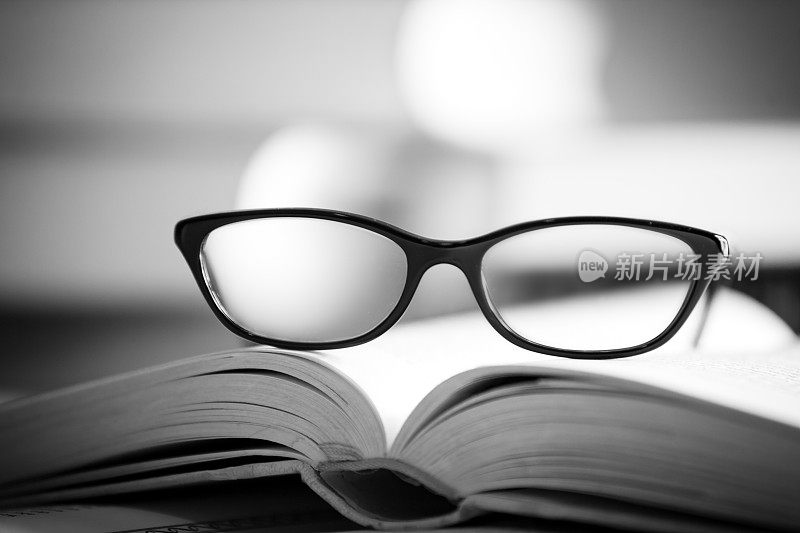 眼镜放在一本书上