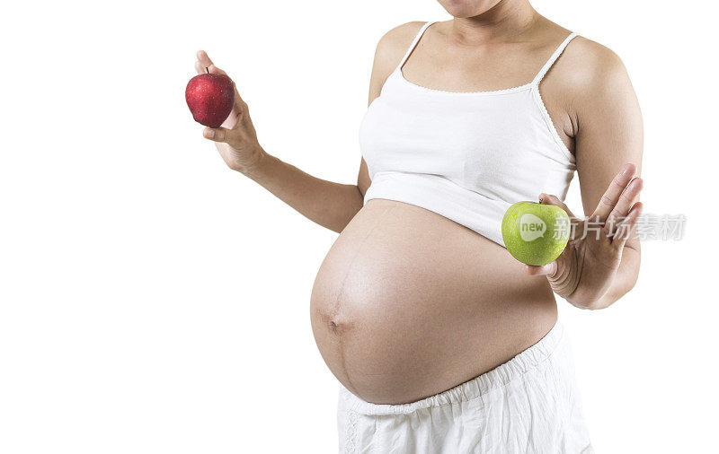 一个孕妇拿着一个红绿苹果