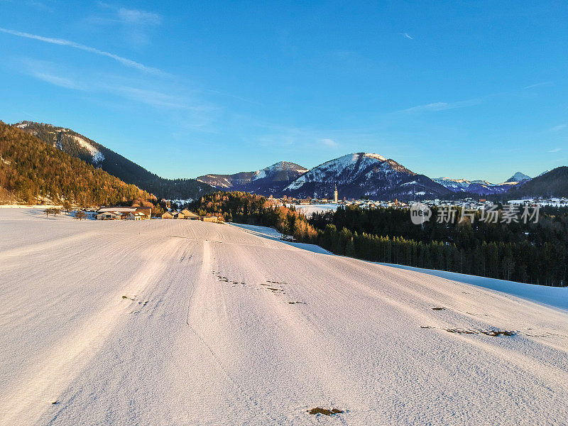 鸟瞰图:冬季的奥地利乡村